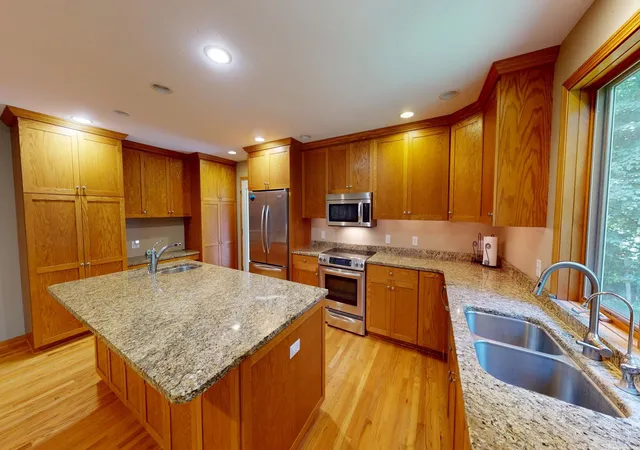 Photo 4 of Single family home for sale at 615 Trollwood Dr, Albert Lea, MN 56007 | MLS# 7129936 | Listing updated on 2026-09-29