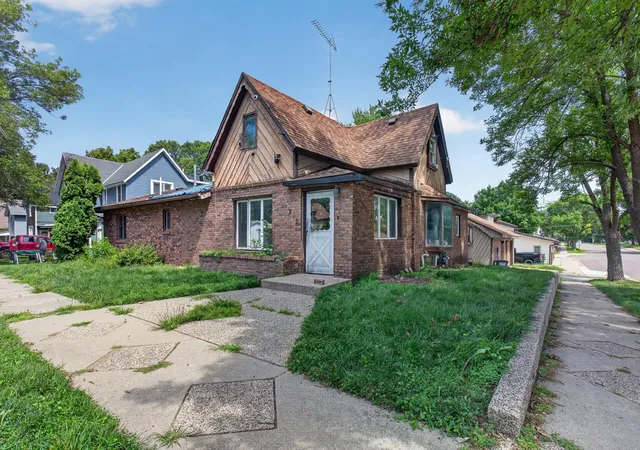 Photo 1 of Single family home for sale at 202 N Lincoln St, Lake Crystal, MN 56055 | MLS# 7130055 | Listing updated on 2026-10-08
