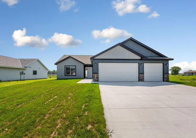 Photo 3 of Sale Pending at 812 Pond View Dr, Arlington, MN 55307 | MLS# 7130933 | Listing updated on 2026-09-14