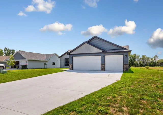 Photo 3 of Sale Pending at 812 Pond View Dr, Arlington, MN 55307 | MLS# 7130933 | Listing updated on 2026-09-14