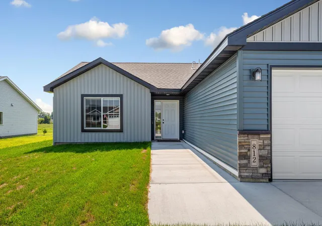 Photo 4 of Sale Pending at 812 Pond View Dr, Arlington, MN 55307 | MLS# 7130933 | Listing updated on 2026-09-14