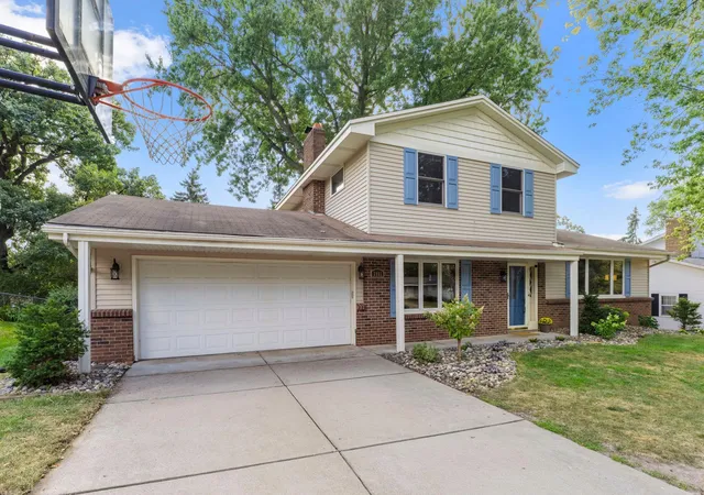 Photo 1 of Single family home for sale at 7181 Steepleview Rd, Woodbury, MN 55125 | MLS# 7131336 | Listing updated on 2026-09-14