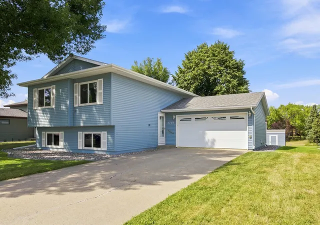 Photo 2 of Sale Pending at 2728 29th Ave S, Moorhead, MN 56560 | MLS# 7131345 | Listing updated on 2026-09-12