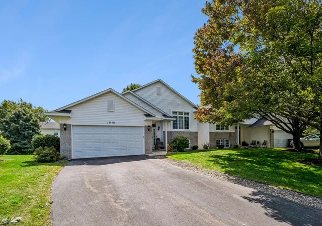 Townhouse for sale at 1016 Lilac Ct, Shakopee, MN 55379 | MLS# 7131933