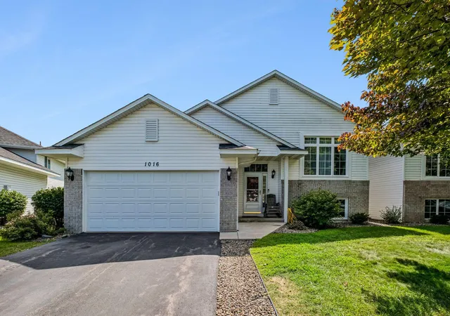 Photo 2 of Townhouse for sale at 1016 Lilac Ct, Shakopee, MN 55379 | MLS# 7131933 | Listing updated on 2026-09-14