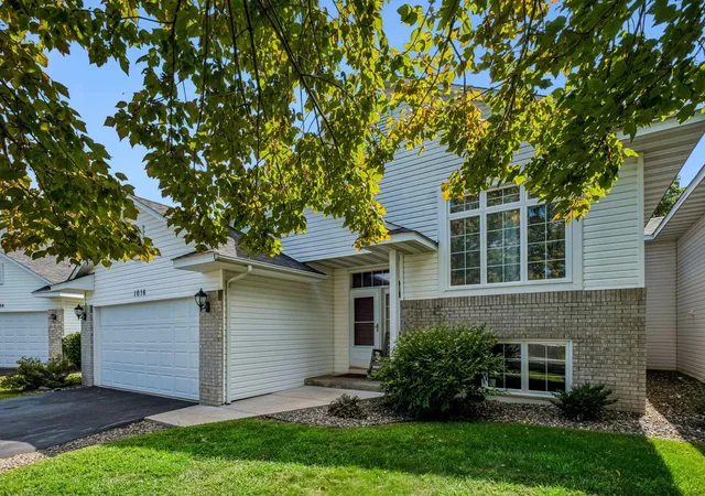 Photo 3 of Townhouse for sale at 1016 Lilac Ct, Shakopee, MN 55379 | MLS# 7131933 | Listing updated on 2026-09-14