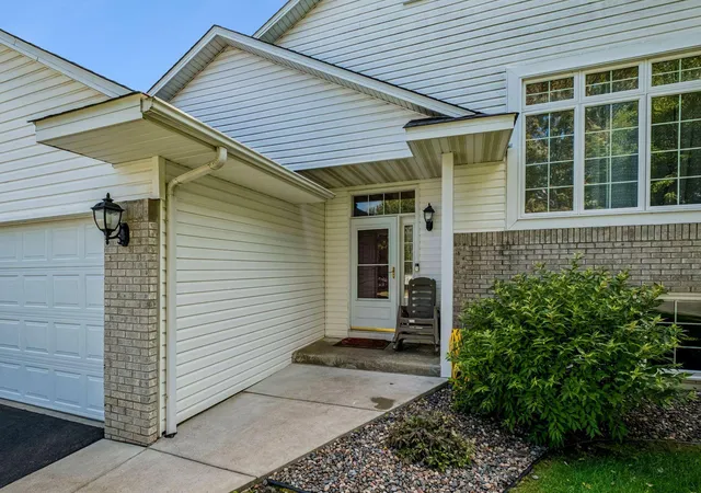 Photo 3 of Townhouse for sale at 1016 Lilac Ct, Shakopee, MN 55379 | MLS# 7131933 | Listing updated on 2026-10-03