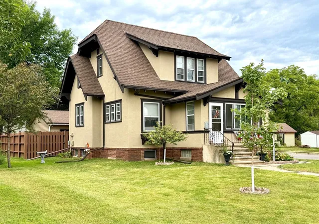Photo 1 of Single family home for sale at 19 1st Ave Ne, Fairfax, MN 55332 | MLS# 7132146 | Listing updated on 2026-09-14