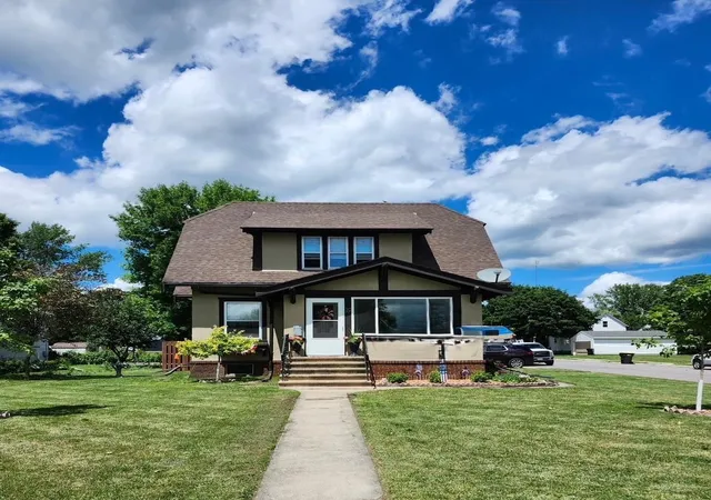 Photo 2 of Single family home for sale at 19 1st Ave Ne, Fairfax, MN 55332 | MLS# 7132146 | Listing updated on 2026-09-14