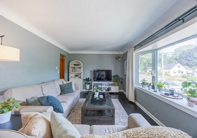 Photo 3 of Sale Pending at 1607 Southview Blvd, South Saint Paul, MN 55075 | MLS# 7132184 | Listing updated on 2026-09-29
