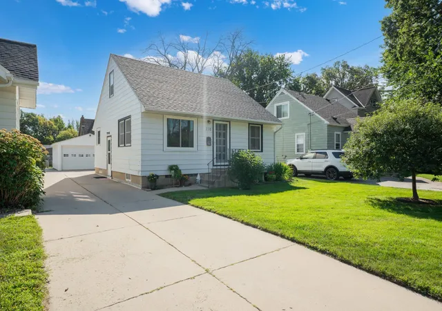 Photo 1 of Single family home for sale at 210 11th Avenue Ne, Rochester, MN 55906 | MLS# 7132239 | Listing updated on 2026-09-21