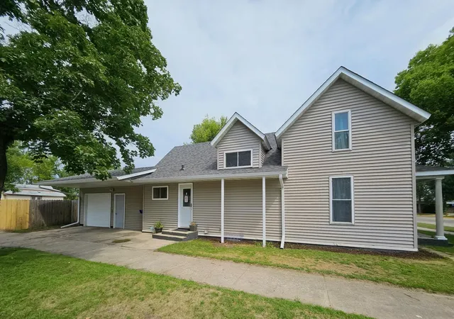 Photo 2 of Single family home for sale at 323 1st St Sw, Wadena, MN 56482 | MLS# 7132608 | Listing updated on 2026-09-14