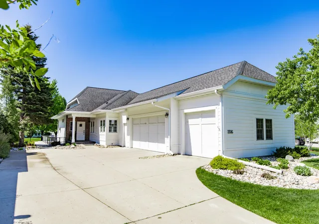 Photo 2 of Single family home for sale at 2516 Rose Creek Pkwy S, Fargo, ND 58104 | MLS# 7132713 | Listing updated on 2026-09-15