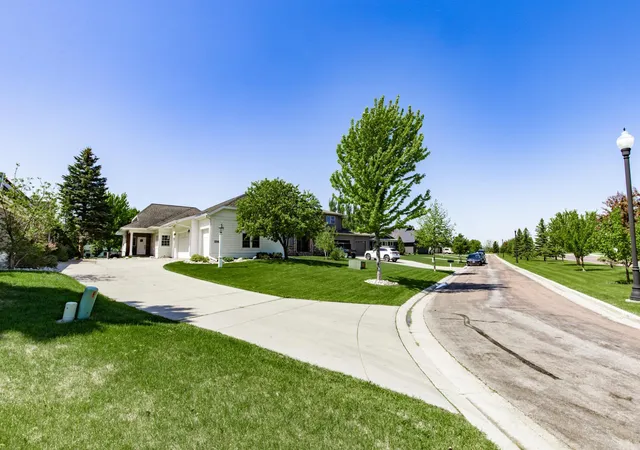 Photo 3 of Single family home for sale at 2516 Rose Creek Pkwy S, Fargo, ND 58104 | MLS# 7132713 | Listing updated on 2026-09-15