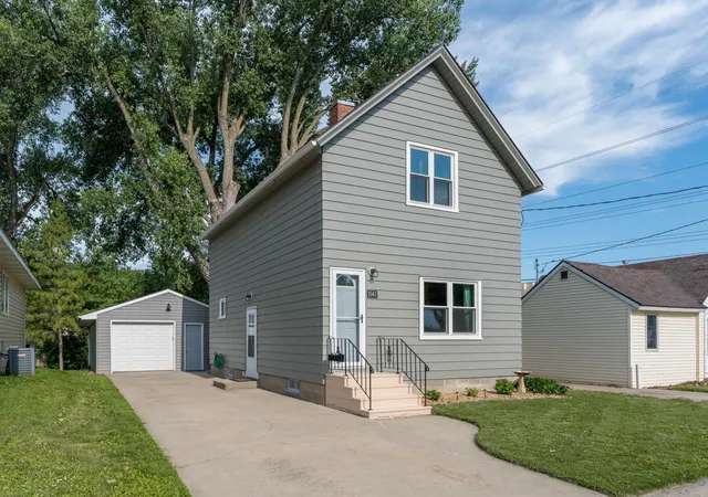 Photo 2 of Single family home for sale at 1041 Quincy St, North Mankato, MN 56003 | MLS# 7132727 | Listing updated on 2026-09-14