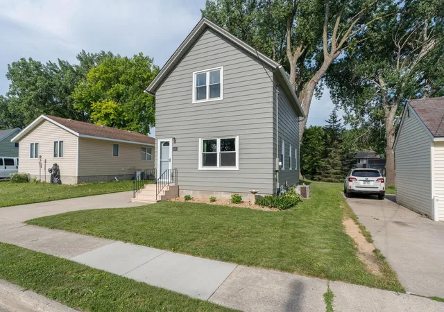 Photo 3 of Single family home for sale at 1041 Quincy St, North Mankato, MN 56003 | MLS# 7132727 | Listing updated on 2026-09-14