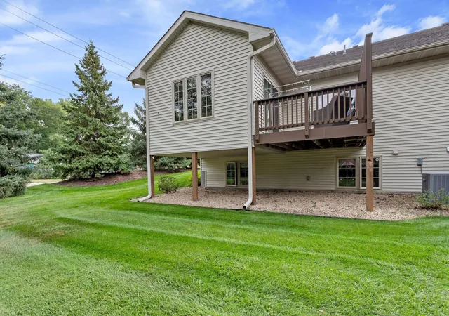 Photo 3 of Single family home for sale at 339 Summer Pl E, Maplewood, MN 55117 | MLS# 7132881 | Listing updated on 2026-10-20