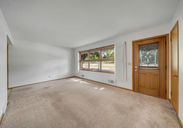Photo 3 of Single family home for sale at 903 Parallel St, Chaska, MN 55318 | MLS# 7133039 | Listing updated on 2026-10-08