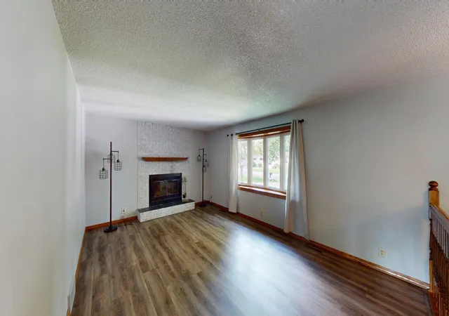 Photo 2 of Sale Pending at 1605 Canary Dr, Albert Lea, MN 56007 | MLS# 7133119 | Listing updated on 2026-10-01