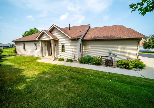 Photo 1 of Single family home for sale at 2862 Century Ct Ne, Rochester, MN 55906 | MLS# 7133145 | Listing updated on 2026-09-11