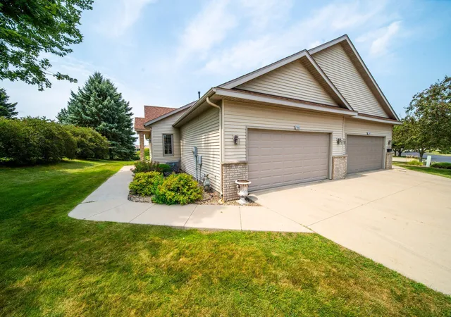 Photo 3 of Single family home for sale at 2862 Century Ct Ne, Rochester, MN 55906 | MLS# 7133145 | Listing updated on 2026-09-11