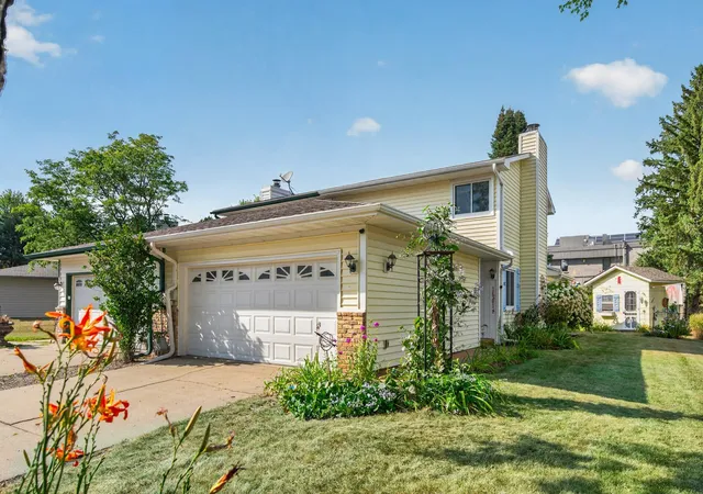 Photo 1 of Townhouse for sale at 16614 Terrey Pine Dr, Eden Prairie, MN 55347 | MLS# 7133175 | Listing updated on 2026-09-10