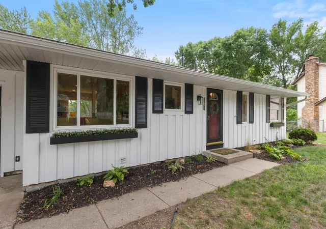 Photo 2 of Single family home for sale at 13471 Eveleth Wy, Apple Valley, MN 55124 | MLS# 7133537 | Listing updated on 2026-09-14