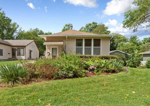 Photo 1 of Single family home for sale at 904 5th Street Sw, Waseca, MN 56093 | MLS# 7134135 | Listing updated on 2026-09-15