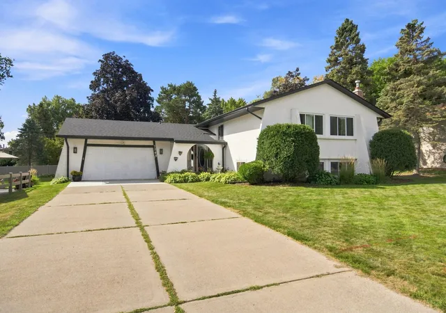 Photo 2 of Single family home for sale at 7565 Paul Rd, Woodbury, MN 55125 | MLS# 7134388 | Listing updated on 2026-09-17