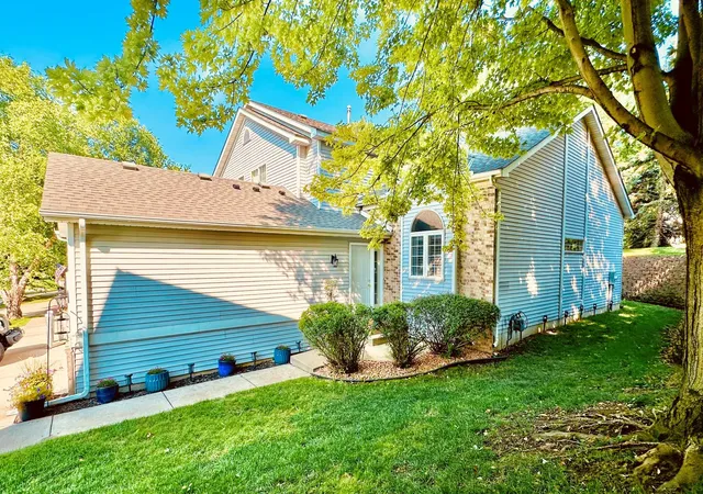 Photo 3 of Single family home for sale at 915 Kimberly Ln, Chanhassen, MN 55317 | MLS# 7134539 | Listing updated on 2026-09-14