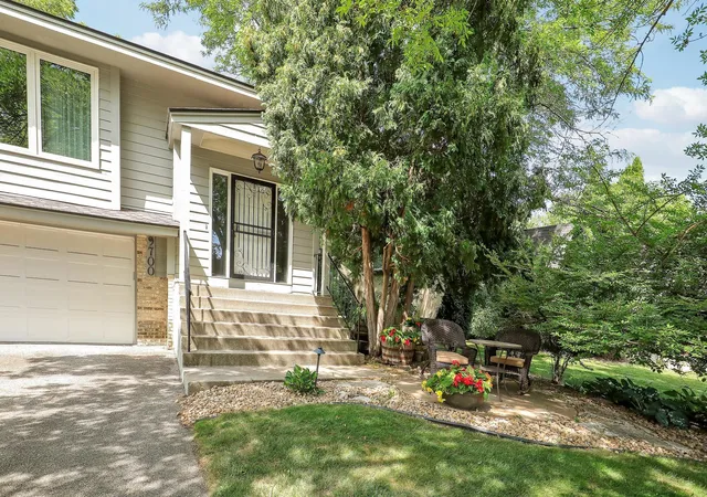 Photo 4 of Townhouse for sale at 9702 Utica Rd, Bloomington, MN 55437 | MLS# 7134547 | Listing updated on 2026-09-15