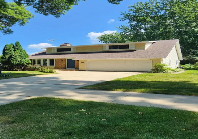 Photo 2 of Single family home for sale at 2032 13th Ave Nw, Rochester, MN 55901 | MLS# 7134694 | Listing updated on 2026-09-14