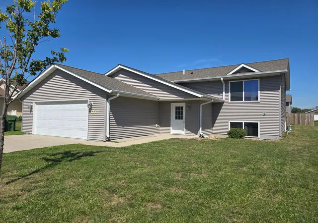 Photo 2 of Single family home for sale at 2227 Castlewood Dr, Worthington, MN 56187 | MLS# 7135861 | Listing updated on 2026-09-14