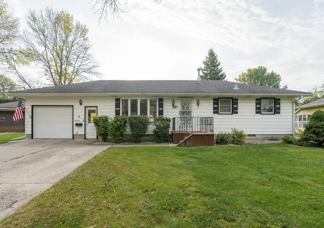 Photo 1 of Single family home for sale at 125 N Manitou Dr, Mankato, MN 56001 | MLS# 7136186 | Listing updated on 2026-10-06