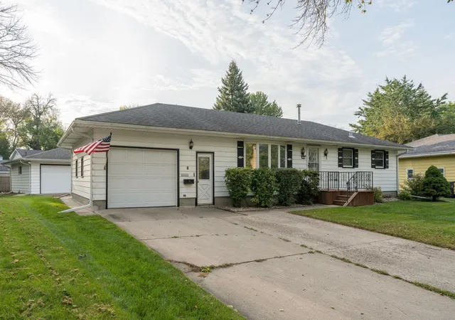 Photo 2 of Single family home for sale at 125 N Manitou Dr, Mankato, MN 56001 | MLS# 7136186 | Listing updated on 2026-10-06
