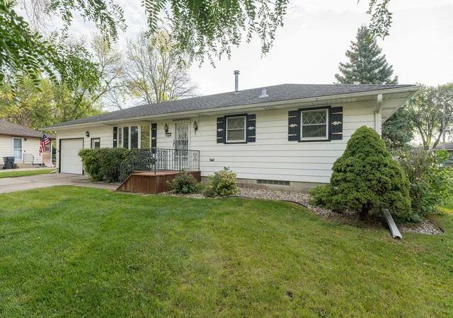 Photo 3 of Single family home for sale at 125 N Manitou Dr, Mankato, MN 56001 | MLS# 7136186 | Listing updated on 2026-10-06