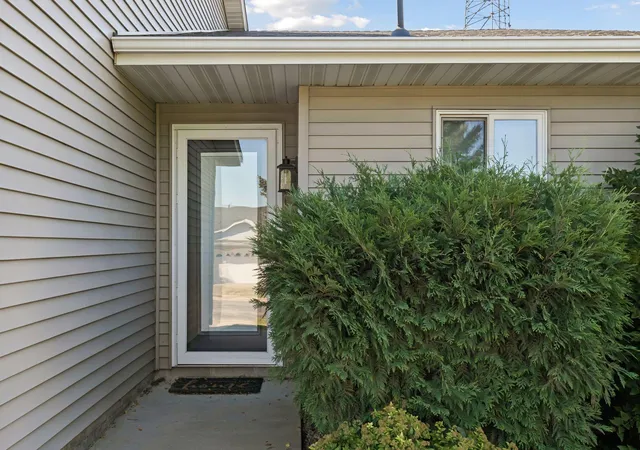 Photo 4 of Sale Pending at 527 4th Circle Dr SE, Lonsdale, MN 55046 | MLS# 7136217 | Listing updated on 2026-09-10