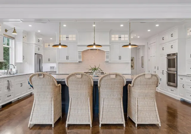 Photo 2 of Mansion for sale at 2805 Center Rd, Wayzata, MN 55391 | MLS# 7136483 | Listing updated on 2026-09-11