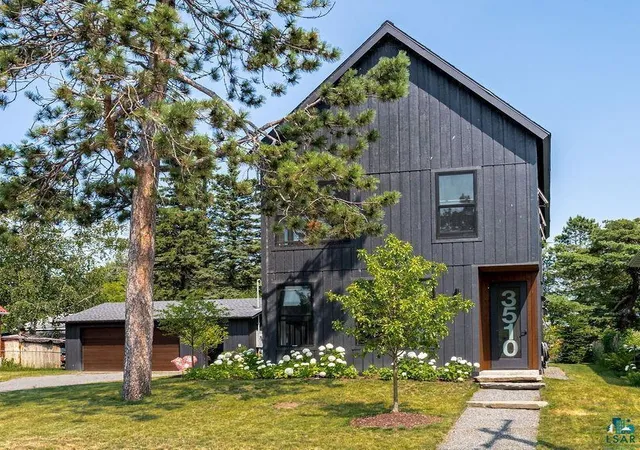 Photo 3 of Sale Pending at 3510 Minnesota Ave, Duluth, MN 55802 | MLS# 7137002 | Listing updated on 2026-09-15