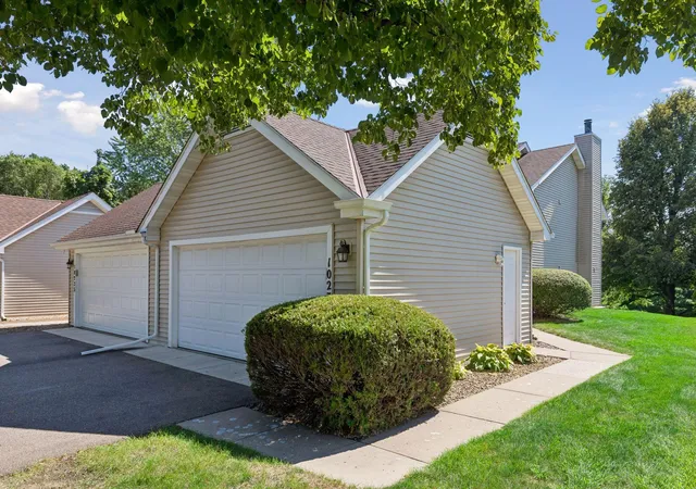 Photo 2 of Single family home for sale at 10237 Arrowwood Dr, Eden Prairie, MN 55347 | MLS# 7137249 | Listing updated on 2026-09-15
