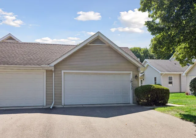 Photo 3 of Single family home for sale at 10237 Arrowwood Dr, Eden Prairie, MN 55347 | MLS# 7137249 | Listing updated on 2026-09-15
