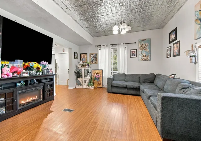 Photo 4 of Sale Pending at 204 Acker St E, Saint Paul, MN 55117 | MLS# 7137400 | Listing updated on 2026-10-09