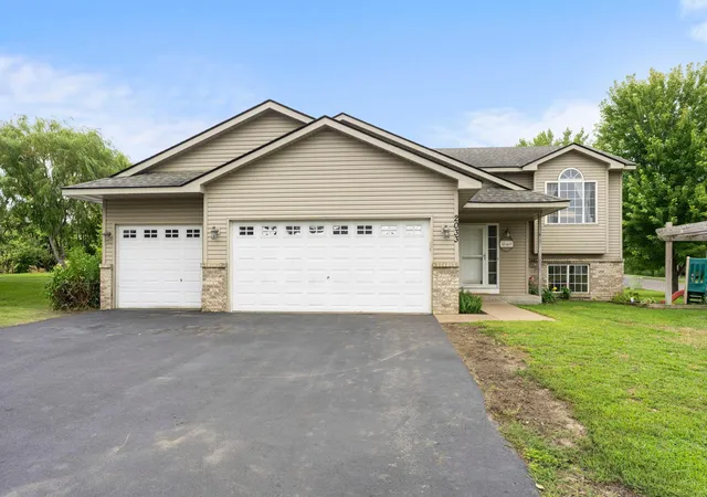 Photo 4 of Single family home for sale at 2033 Joes Lake Rd SE, Cambridge, MN 55008 | MLS# 7137668 | Listing updated on 2026-09-15