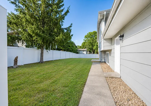 Photo 4 of Townhouse for sale at 2113 109th Avenue NW, Minneapolis, MN 55433 | MLS# 7137906 | Listing updated on 2026-09-10
