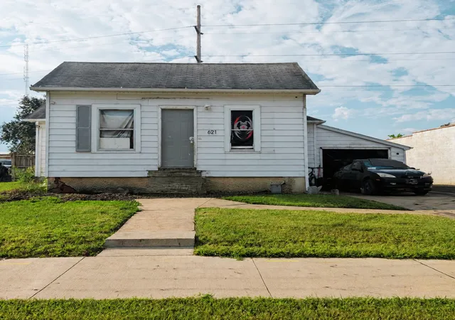 Photo 1 of Single family home for sale at 621 Elm Ave W, Waseca, MN 56093 | MLS# 7138326 | Listing updated on 2026-09-15