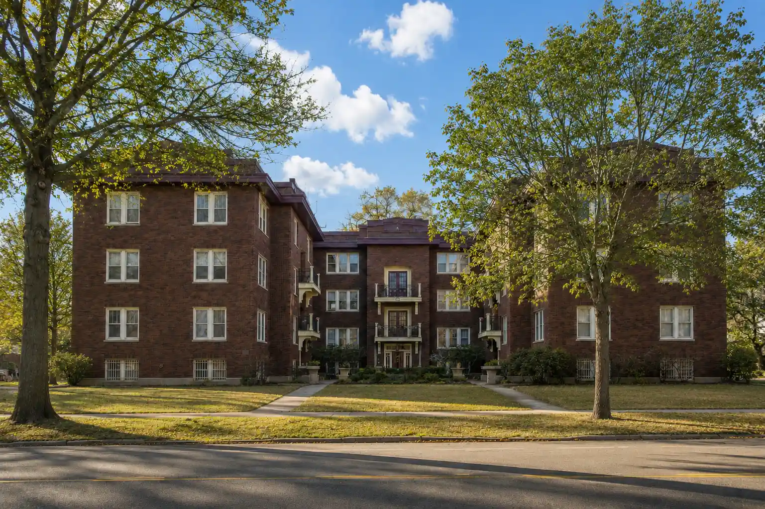 Listing Photo 2 - Condo for sale in 127 Lexington Pkwy S located at 127 Lexington Pkwy S, St. Paul, MN 55105 - Unit 127 Lexington Pkwy S