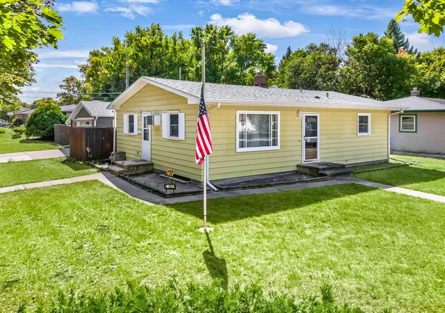 Photo 1 of Single family home for sale at 1921 N 10th Avenue, Moorhead, MN 56560 | MLS# 7138638 | Listing updated on 2026-09-11