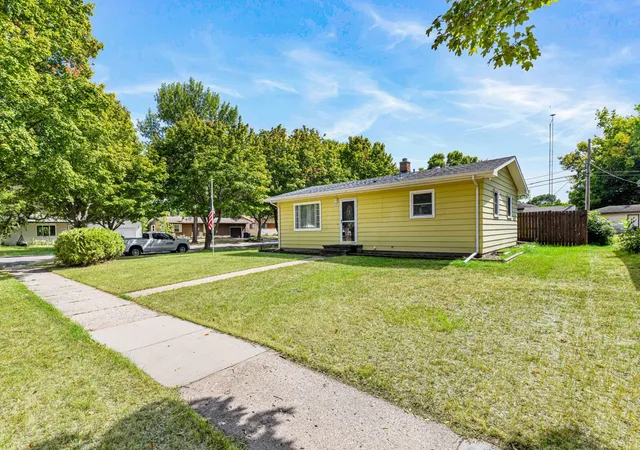 Photo 3 of Single family home for sale at 1921 N 10th Avenue, Moorhead, MN 56560 | MLS# 7138638 | Listing updated on 2026-09-11