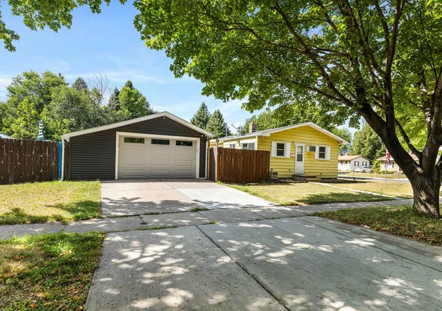 Photo 4 of Single family home for sale at 1921 N 10th Avenue, Moorhead, MN 56560 | MLS# 7138638 | Listing updated on 2026-09-11