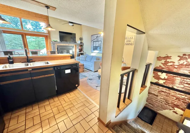 Photo 3 of Single family home for sale at 527 Moose Mountain Dr, Lutsen, MN 55612 | MLS# 7138870 | Listing updated on 2026-09-10